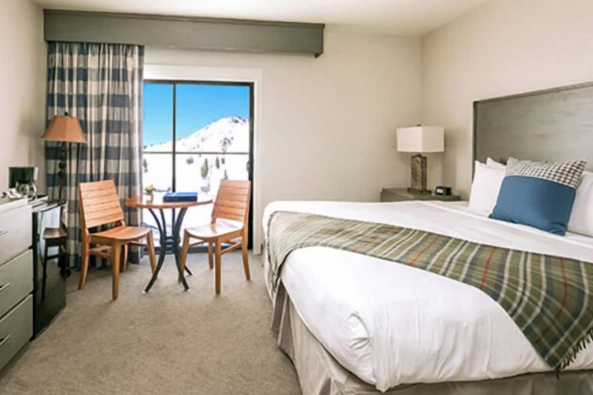 Una scrivania, postazione laptop, tende oscuranti, lenzuola