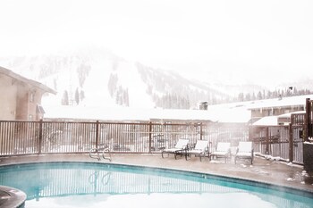 Outdoor pool, sun loungers at Mammoth Mountain Inn
