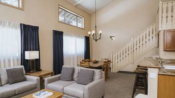 Leilighet, 2 soverom (Two Bedroom with Loft Condominium) | Oppholdsområde | Flatskjerm-TV og DVD-spiller