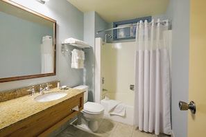 Combined shower/tub, free toiletries, hair dryer, towels
