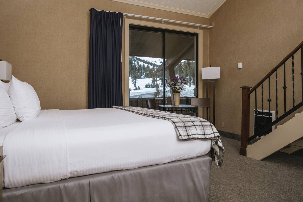 Room (Hotel Loft Room Sleeps 4) | Desk, laptop workspace, blackout drapes, bed sheets
