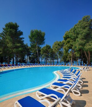 Seasonal outdoor pool, pool umbrellas, sun loungers