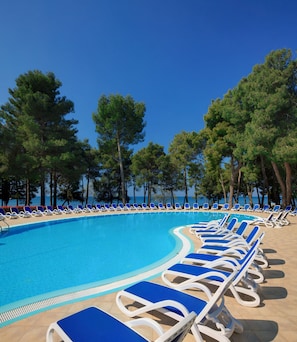 Piscine extérieure (ouverte en saison), parasols de plage