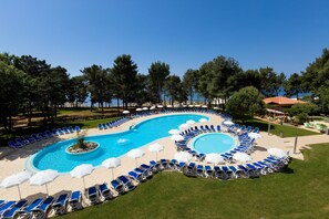 Seasonal outdoor pool, pool umbrellas, pool loungers - Hotel Aurora Plava Laguna (Umag)