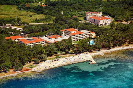 Luchtfoto. Hotel Aurora Plava Laguna