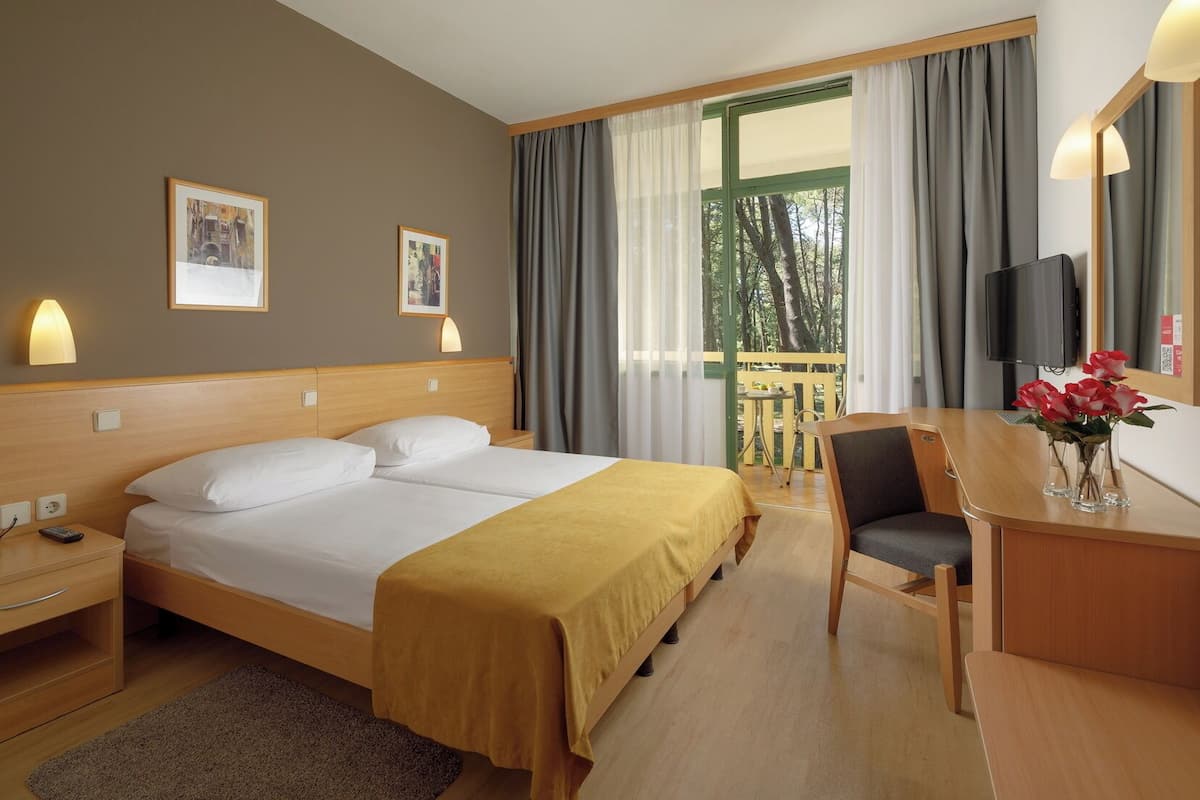 In-room safe, desk, blackout drapes, WiFi (free)