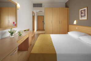 Economy single room, Park side | In-room safe, desk, blackout drapes, free WiFi