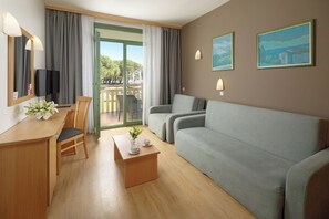 Suite with balcony, Park side | 1 bedroom, in-room safe, desk, blackout drapes
