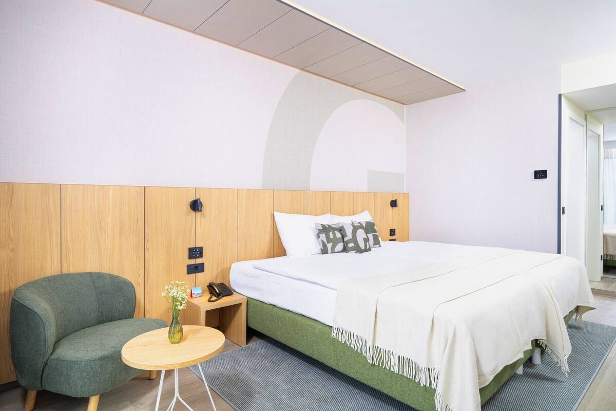 Minibar, Zimmersafe, Schreibtisch, Verdunkelungsvorhänge