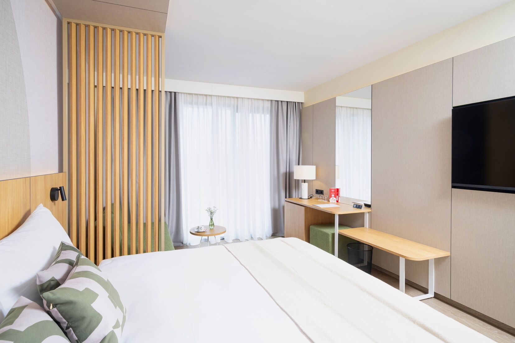Classic room with balcony park side - Family | Minibar, caja fuerte, escritorio y cortinas opacas