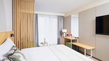 Classic room with balcony park side - Family | Minibar, caja fuerte, escritorio y cortinas opacas