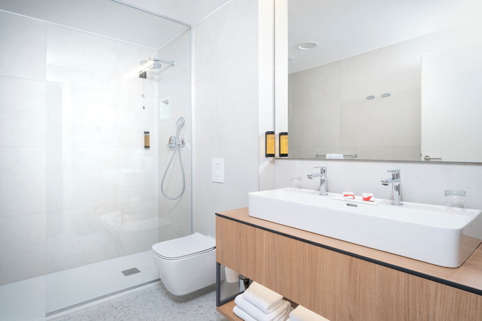 Superior room with balcony pool side - Family | Baño | Secador de pelo, toallas y champú
