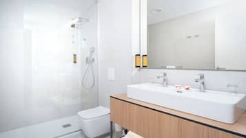 Superior room with balcony pool side - Family | Baño | Secador de pelo, toallas y champú