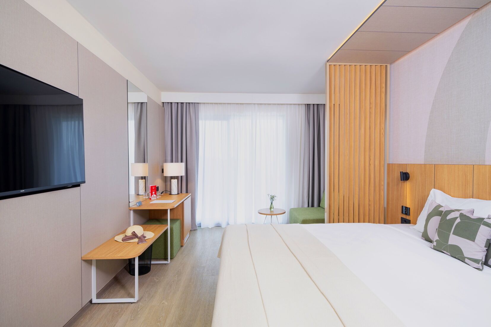 Premium room with balcony sea side | Minibar, brankas, meja kerja, dan tirai kedap cahaya