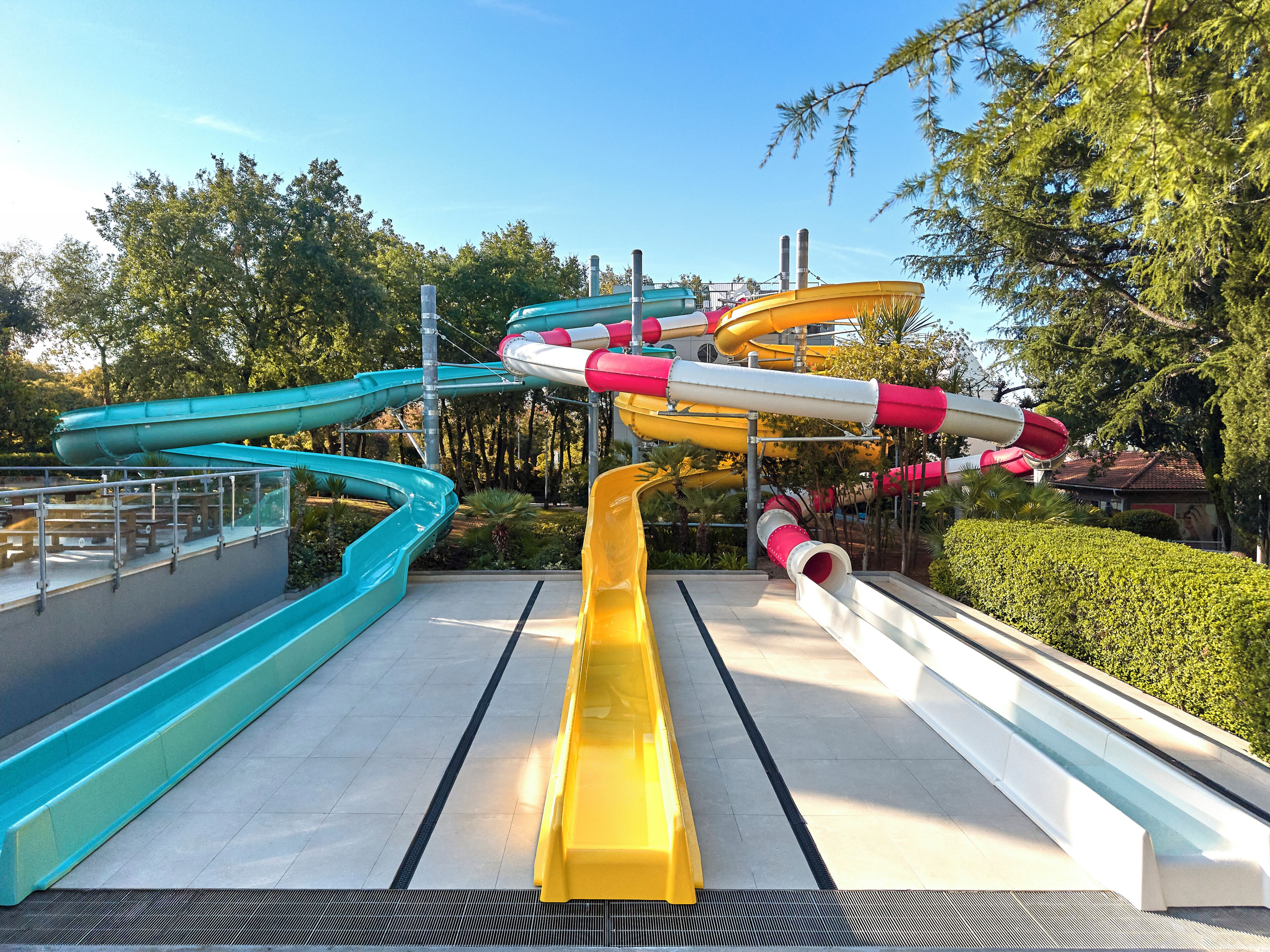 Ein Wasserpark mit mehreren Wasserrutschen in verschiedenen Farben.