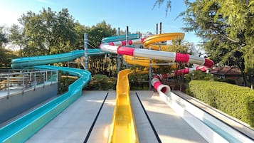 Ein Wasserpark mit mehreren Wasserrutschen in verschiedenen Farben.