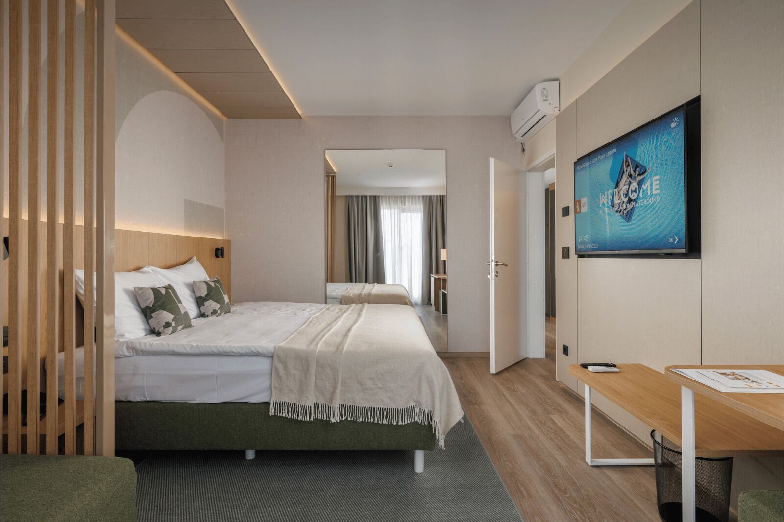Minibar, caja de seguridad en la habitación y escritorio 