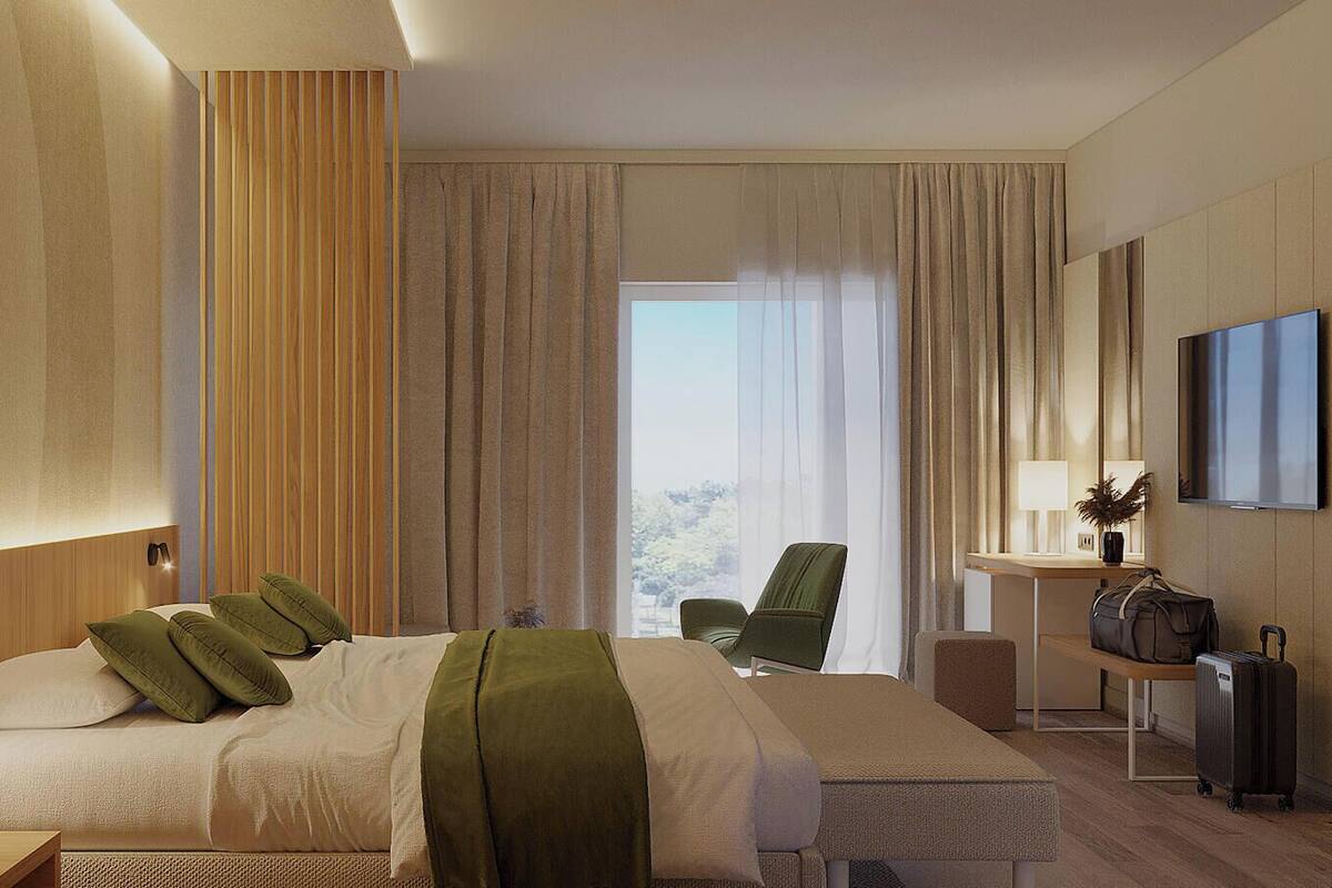 Een moderne hotelkamer met een groot bed, een bureau, een stoel en een televisie.