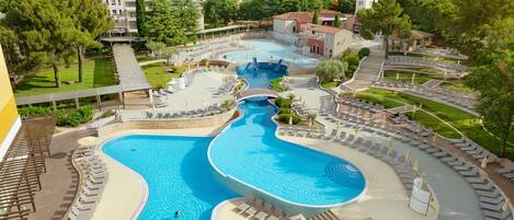 Innendørsbasseng, sesongbasert utendørsbasseng og bassengparasoller