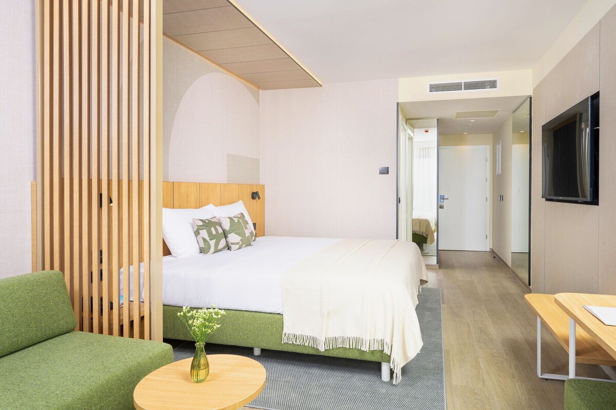Een minibar, een kluis op de kamer, een bureau, verduisterende gordijnen