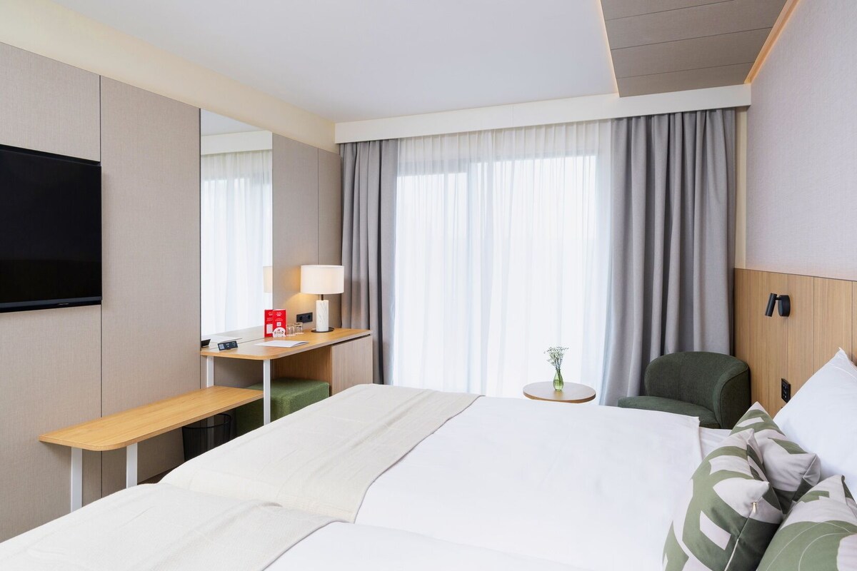 Een minibar, een kluis op de kamer, een bureau, verduisterende gordijnen