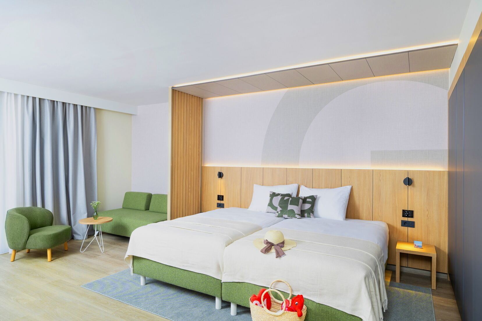 Superior room with balcony pool side - Family | Bar mini, peti besi dalam bilik, meja, langsir/tirai gelap terus 