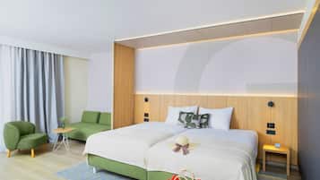 Superior room with balcony pool side - Family | Bar mini, peti besi dalam bilik, meja, langsir/tirai gelap terus