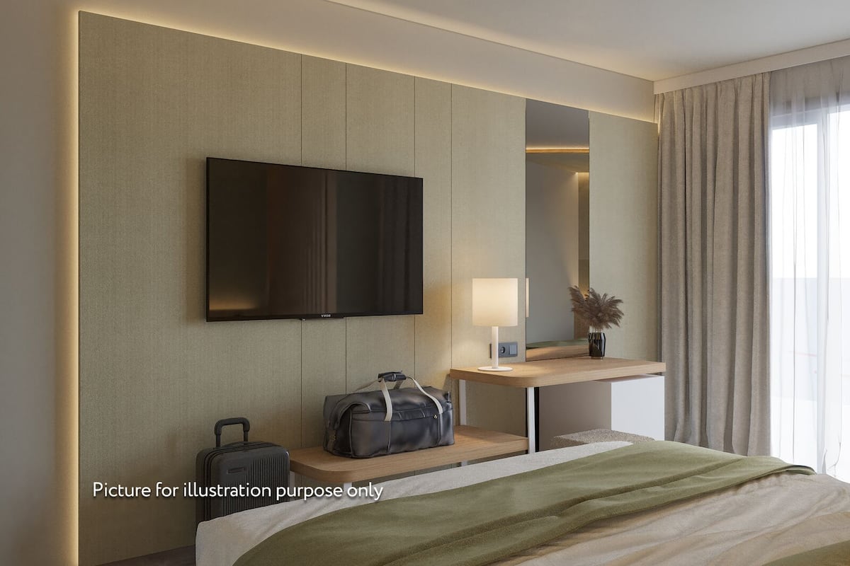 Frigobar, cofres nos quartos, escrivaninha, cortinas blackout