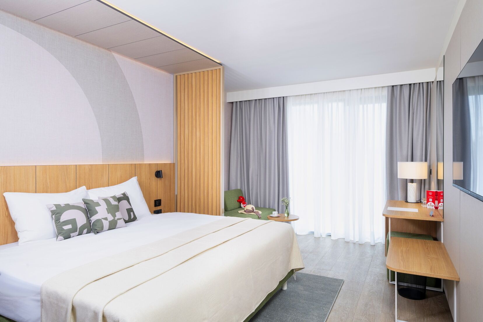 Classic room with balcony park side - Family | Minibar, caja fuerte, escritorio y cortinas opacas