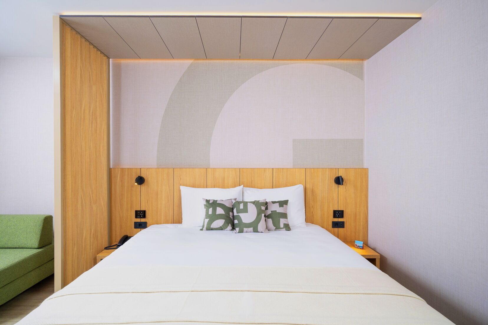 Minibar, Zimmersafe, Schreibtisch, Verdunkelungsvorhänge