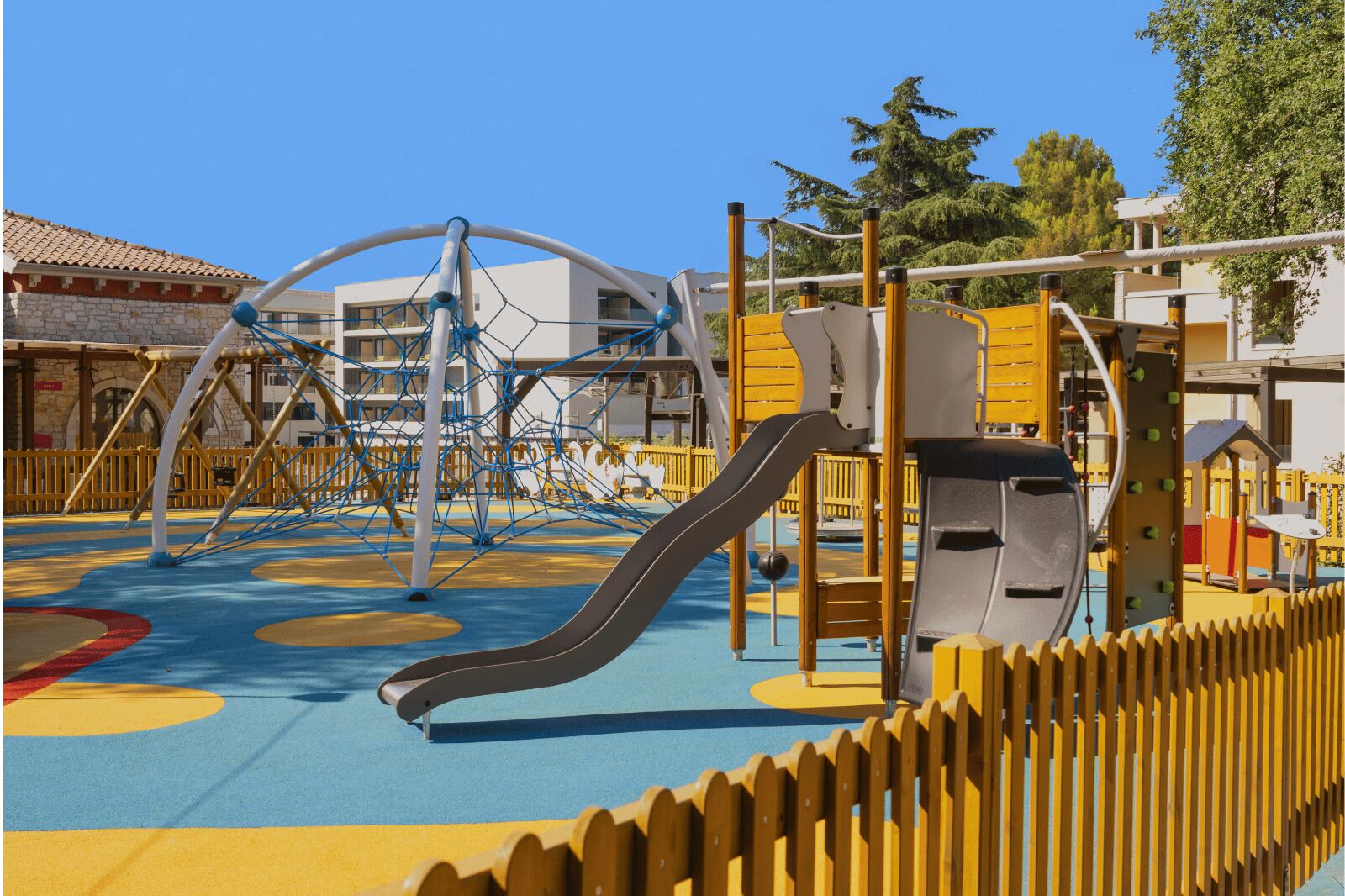 Zona de juegos infantil al aire libre
