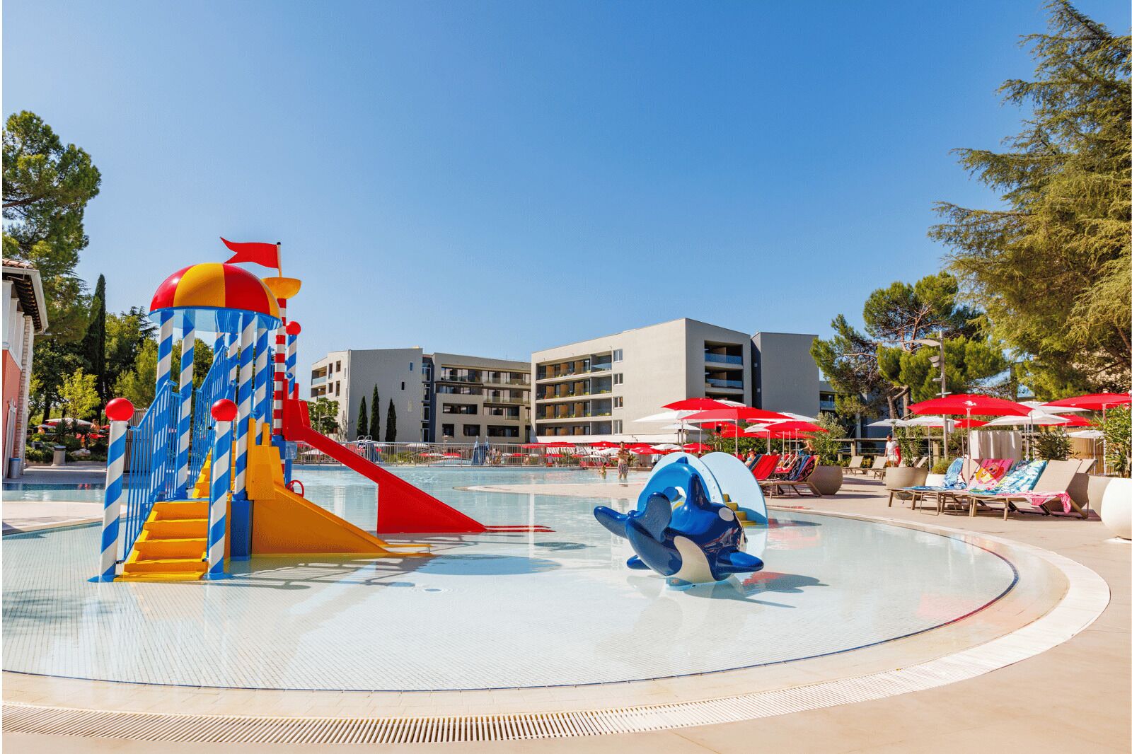 Piscine couverte, piscine extérieure (ouverte en saison)