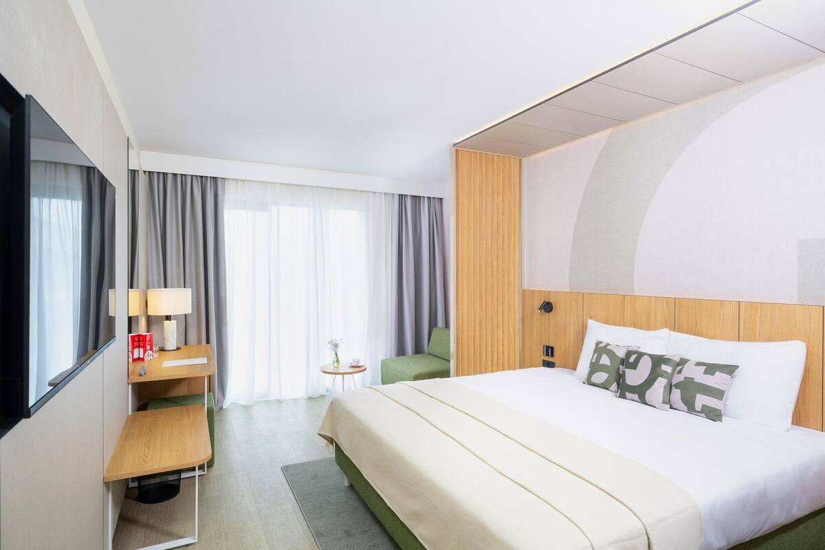 Minibar, Zimmersafe, Schreibtisch, Verdunkelungsvorhänge