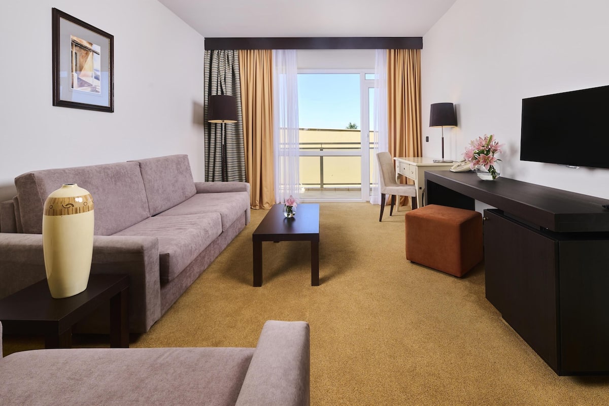 Suite, balkon | Area keluarga | Televisi layar datar 75-cm dengan saluran TV satelit