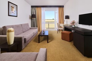 Suite, Balcony | Living area | 75-cm flat-screen TV with satellite channels
