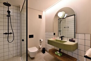 Separate tub and shower, free toiletries, hair dryer, towels