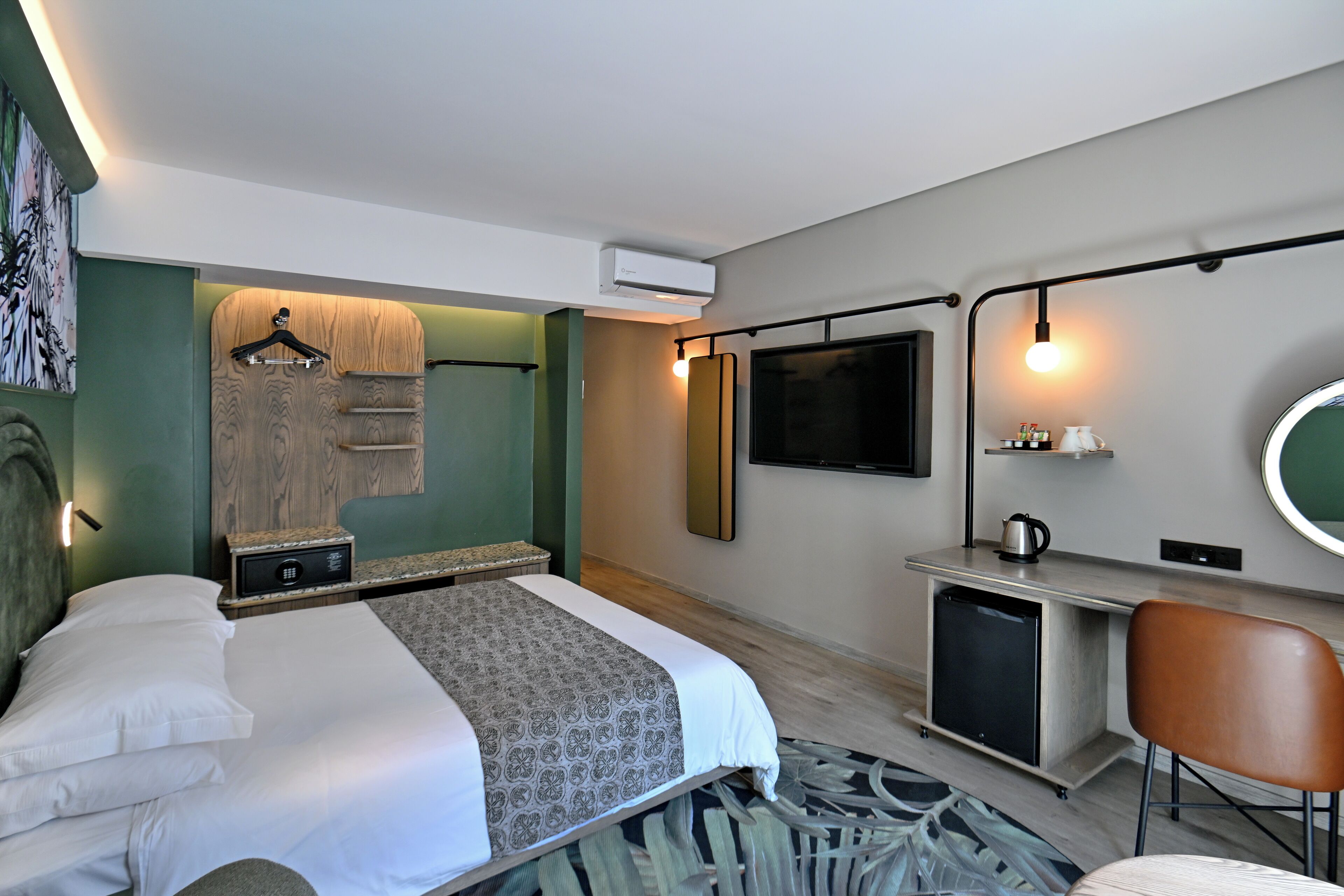 in-room safe, desk, laptop workspace, blackout curtains