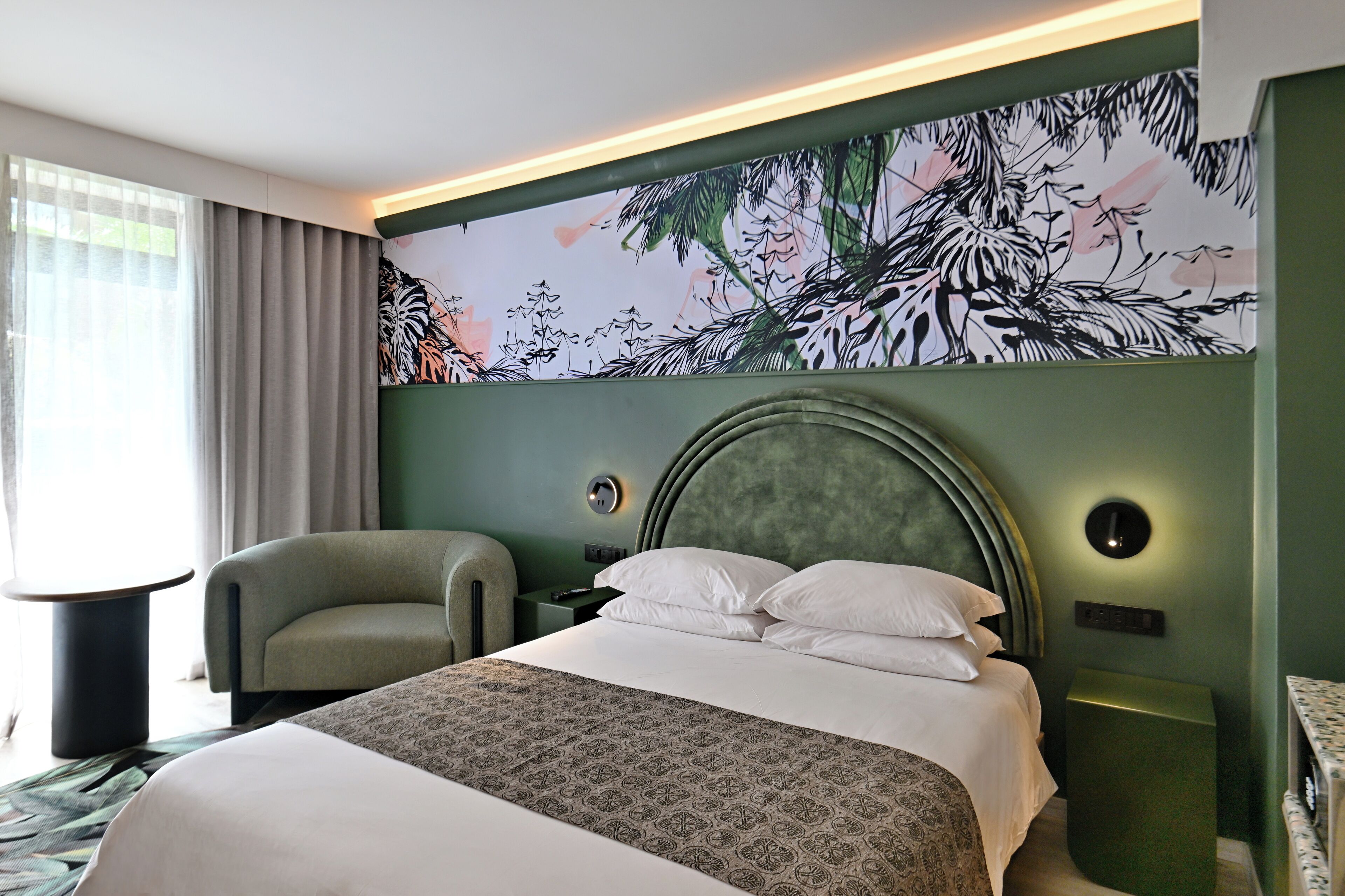 in-room safe, desk, laptop workspace, blackout curtains