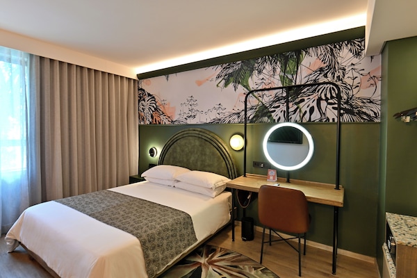 Cassaforte in camera, una scrivania, postazione laptop, tende oscuranti