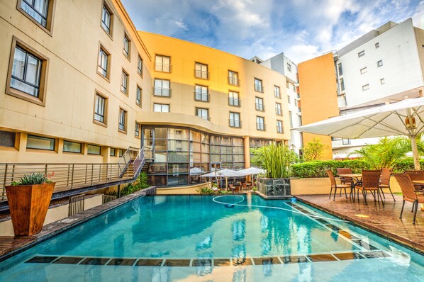 Ulkouima-allas, aurinkotuoleja