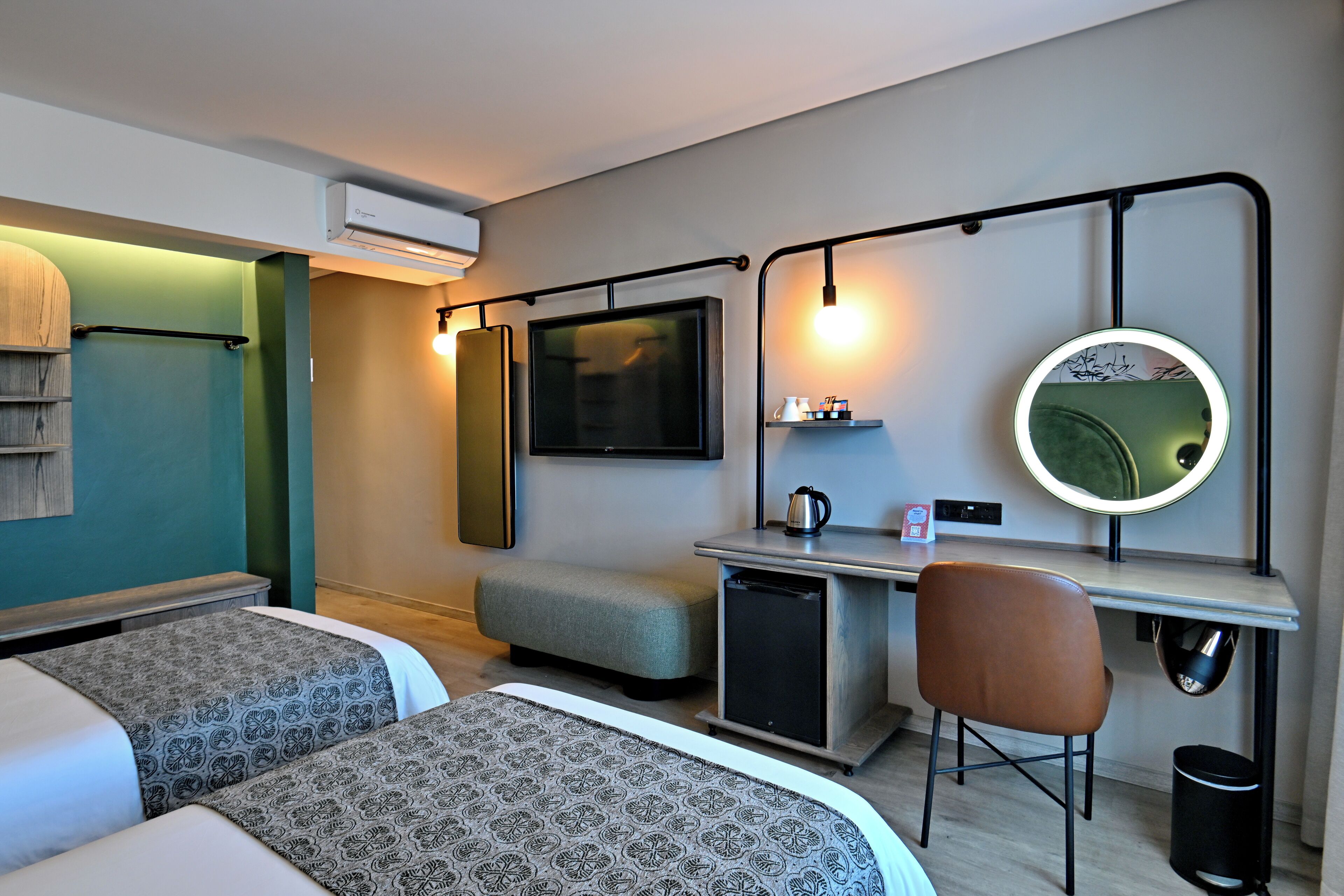 in-room safe, desk, laptop workspace, blackout curtains