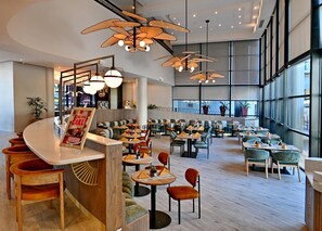Café da manhã com buffet todos os dias (ZAR 235 por pessoa) 