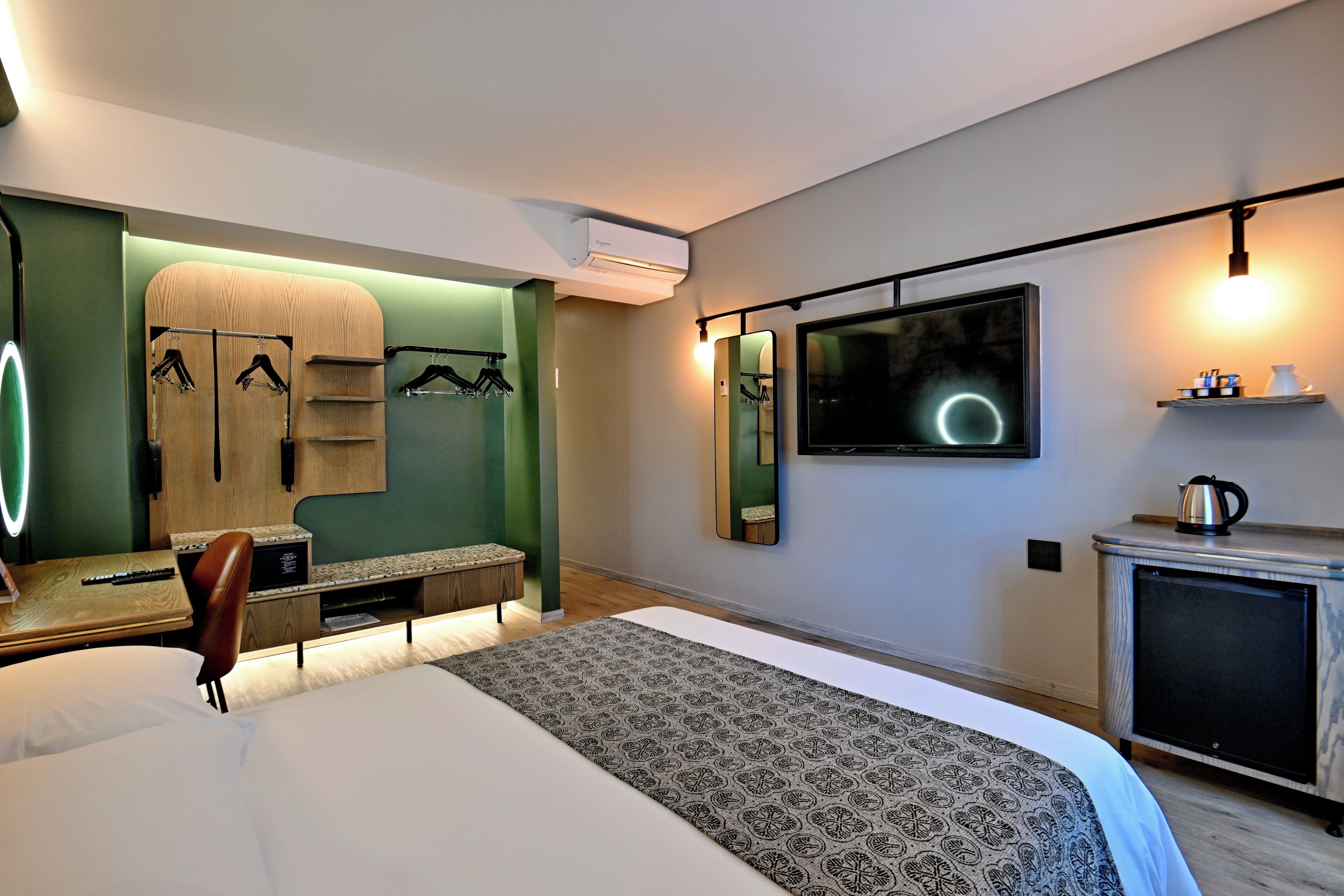 in-room safe, desk, laptop workspace, blackout curtains