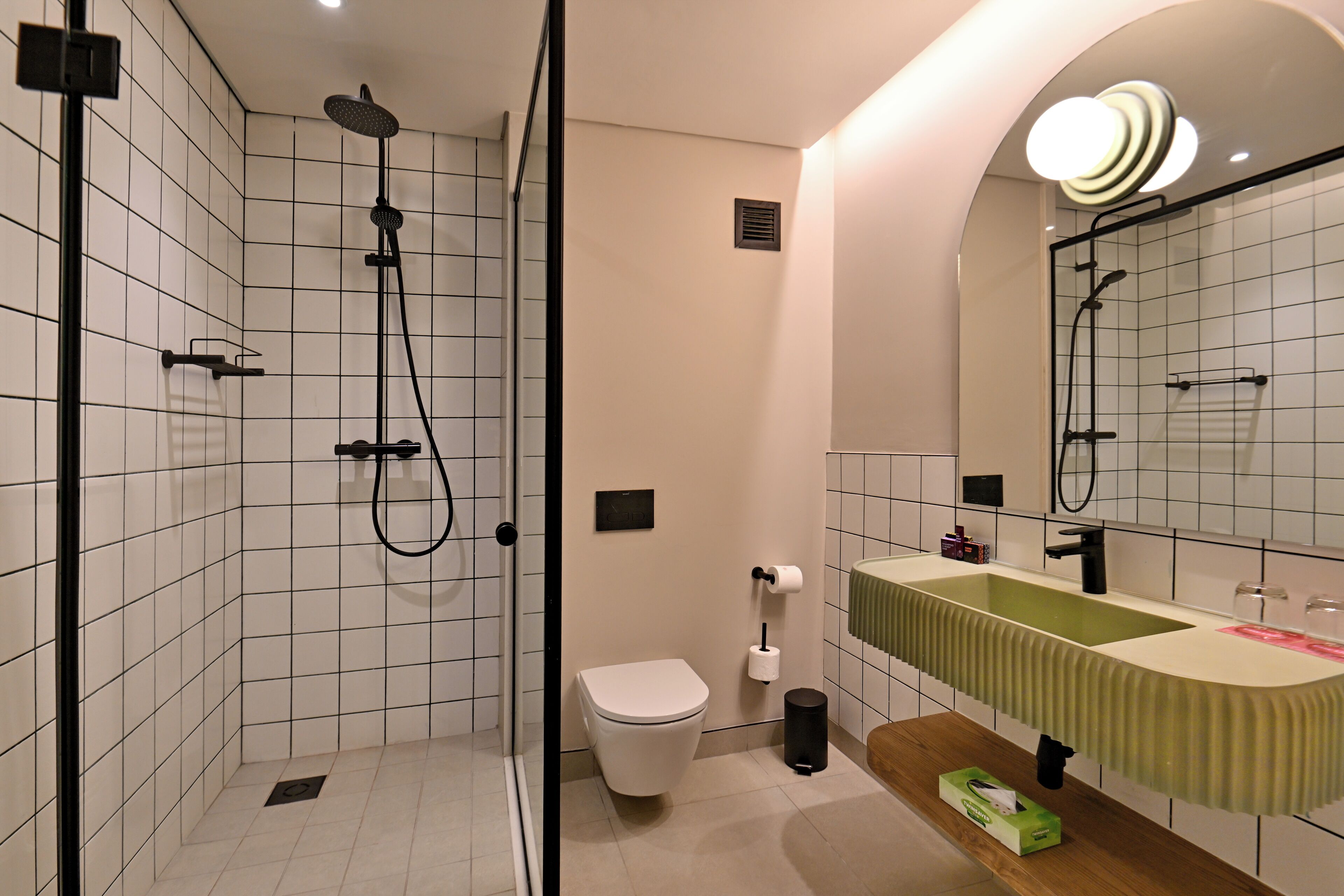 Un baño moderno con ducha, inodoro y lavabo.