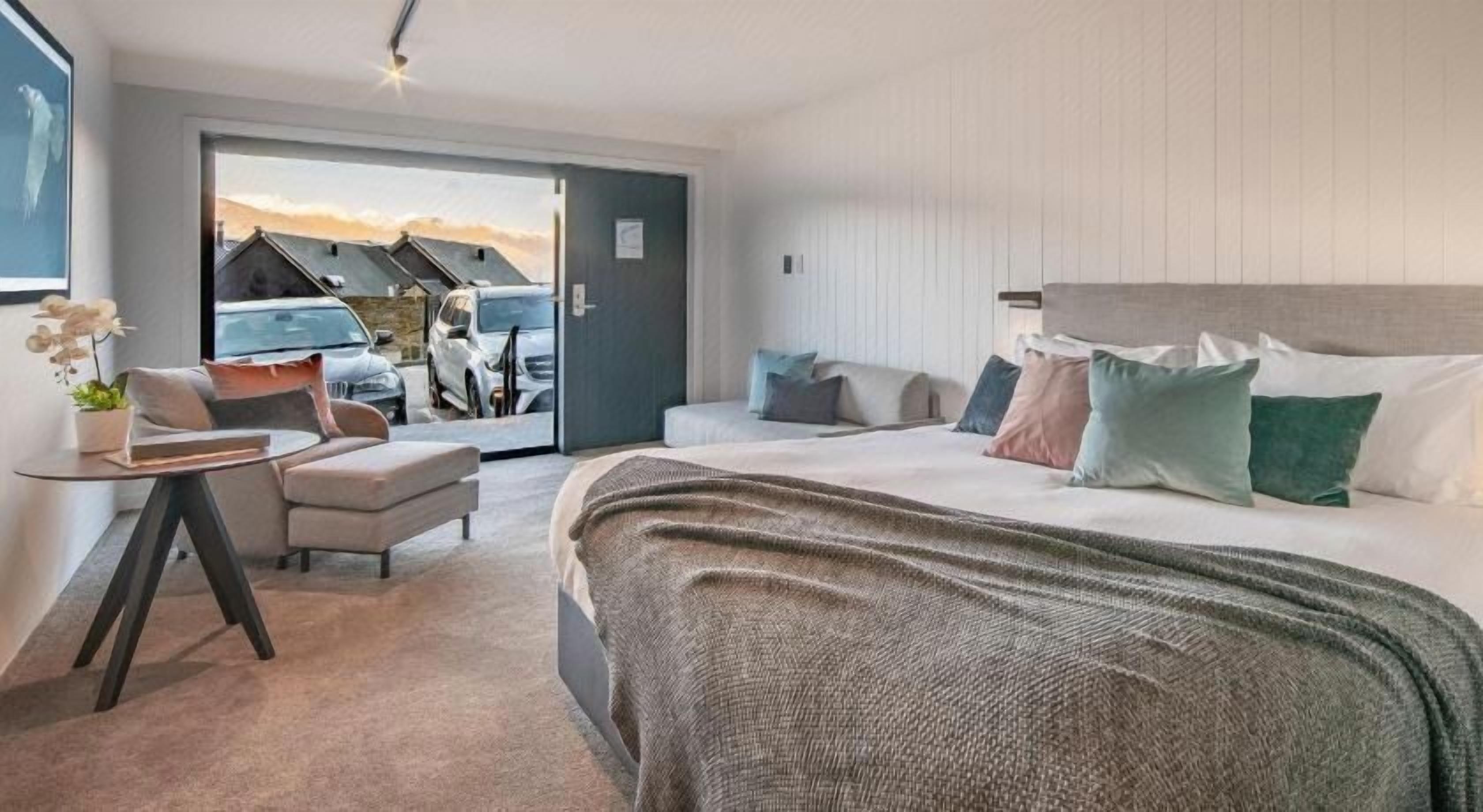 1 bedroom, premium bedding, down comforters, pillowtop beds