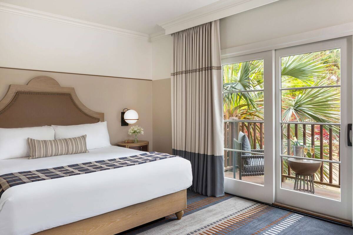 Peralatan tempat tidur premium, peti besi dalam bilik 