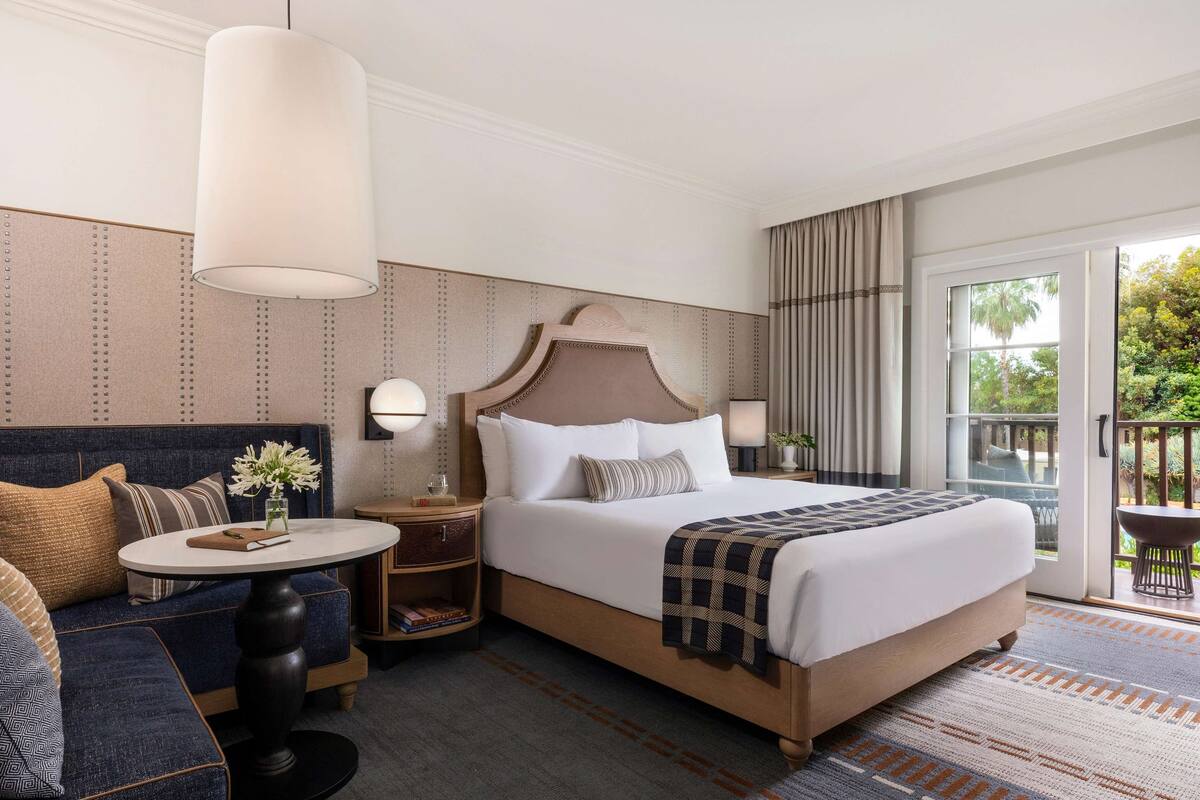 Room, 1 Katil Raja (King), Pool View (Estate) | Peralatan tempat tidur premium, peti besi dalam bilik 