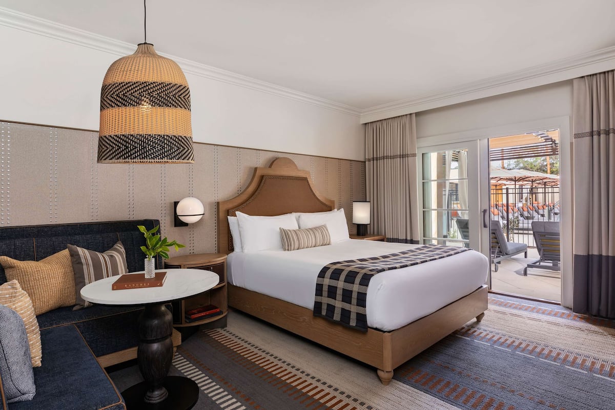 Deluxe Room, 1 King Bed (Deluxe King) | Premium bedding, in-room safe, iron/ironing board, Internet