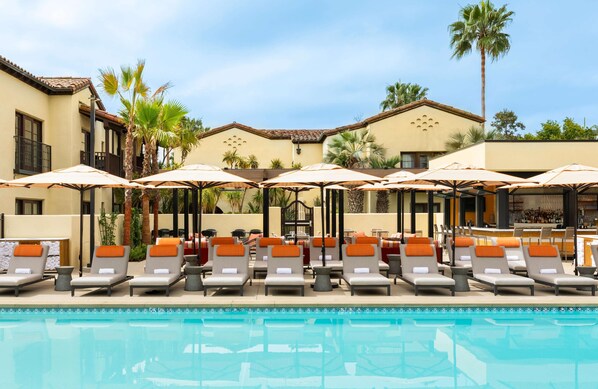 Alberca al aire libre y camas balinesas (con cargo) 