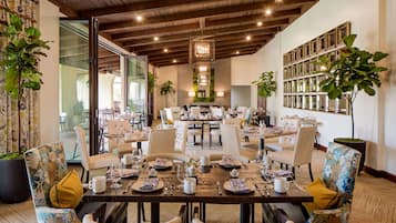 4 restaurants; breakfast, lunch and dinner served